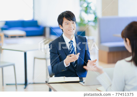 年輕的商務男女 77451375