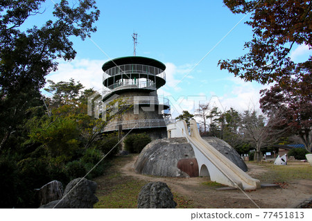 Hinomaru Observatory in Ikeda City, Osaka Prefecture, a slide stand in front of it, placed in the center with a slight pull Hinomaru Observatory in Ikeda City, Osaka Prefecture, a slide stand in front of it, placed in the center with a slight pull 77451813
