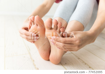 A woman who touches the soles. A woman who touches the soles. 77452095