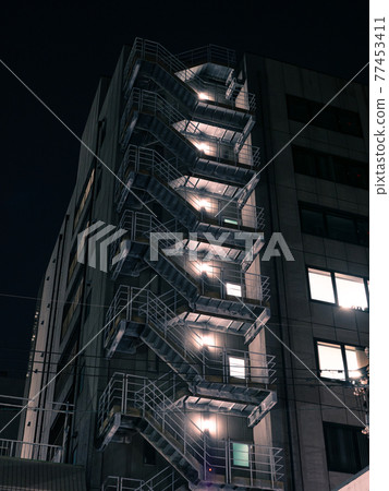夜間舊摩天大樓的緊急樓梯 夜間舊摩天大樓的緊急樓梯 77453411