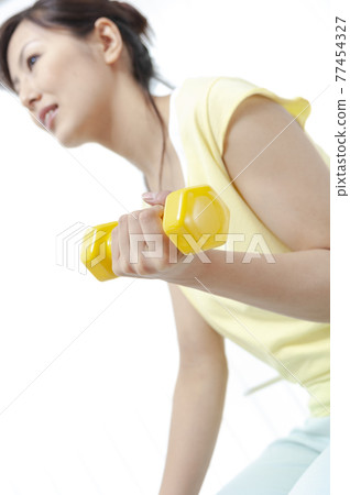 婦女在啞鈴訓練 77454327