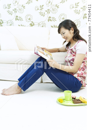 看書的女人 77454411