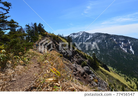 長野 群馬 從貓山到東屋山沿著山脊奔跑的女性 照片素材 圖片 圖庫