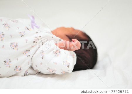 剛出生的新生女孩的手 77456721