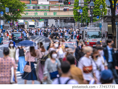 第三次宣言下的日本東京城市景觀。在澀谷，與電暈屠殺前相同的人數= 5月8日 77457735