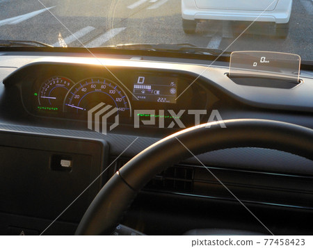 儀表板中央的中央儀表和平視顯示器 77458423