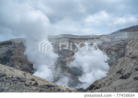 吹出化學物質的阿蘇山的火山口,活火山的阿蘇山,火山口, 吹出化學物質的阿蘇山的火山口,活火山的阿蘇山,火山口, 77458684