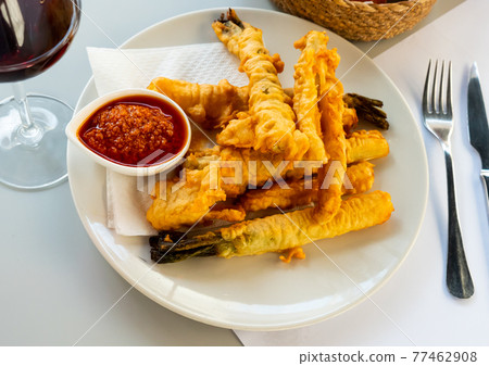 Fried calcots in tempura with romesco sauce 77462908