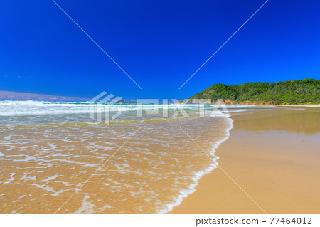 Photo taken over the beach of Byron Bay Photo taken over the beach of Byron Bay 77464012