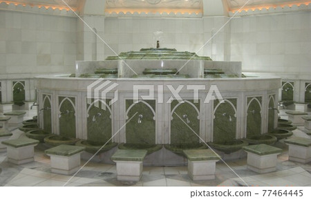 在美麗的阿布扎比，阿拉伯聯合酋長國（阿聯酋）的謝赫扎耶德大清真寺內 77464445