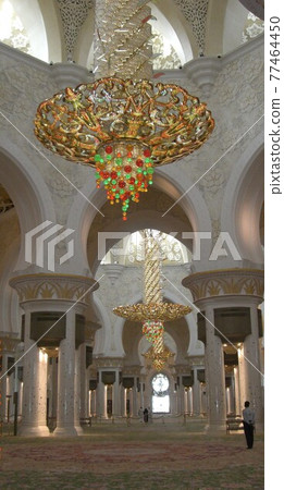 在美麗的阿布扎比，阿拉伯聯合酋長國（阿聯酋）的謝赫扎耶德大清真寺內 77464450