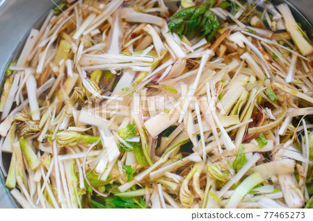 Fragrant spring wild plants "Yama Udo": Up of vegetables that have been soaked in water and drained 77465273