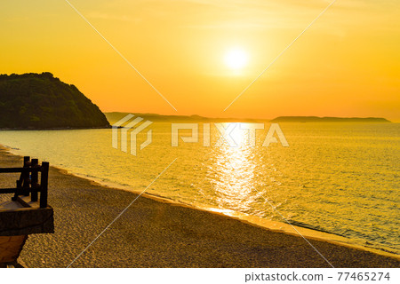 美麗姐姐的海灘日落在沙灘上，美麗的海面朝西 77465274