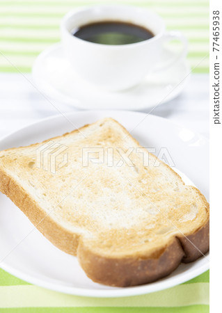 美味的英式麵包吐司和熱咖啡 美味的英式麵包吐司和熱咖啡 77465938