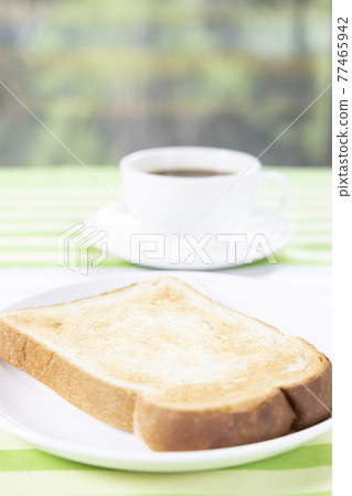 美味的英式麵包吐司和熱咖啡 美味的英式麵包吐司和熱咖啡 77465942