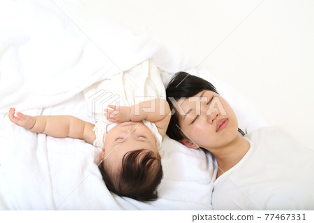 媽媽和她的寶寶在白紙背景下小睡 77467331