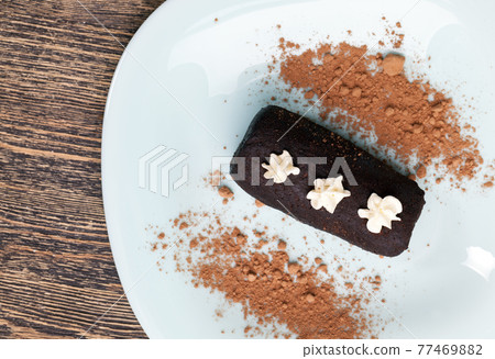 the cake is made of a large number of ingredients 77469882