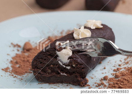 the cake is made of a large number of ingredients 77469883