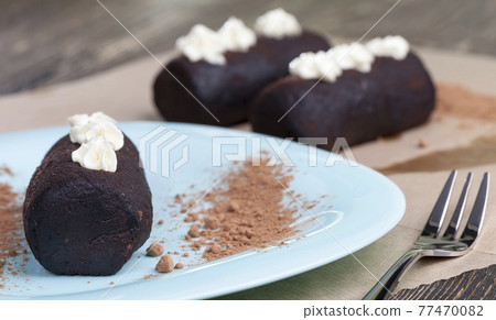 cake is made of butter, sugar, sponge cake 77470082