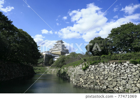 Himeji Castle seen from Uchibori in autumn ③ 77471069