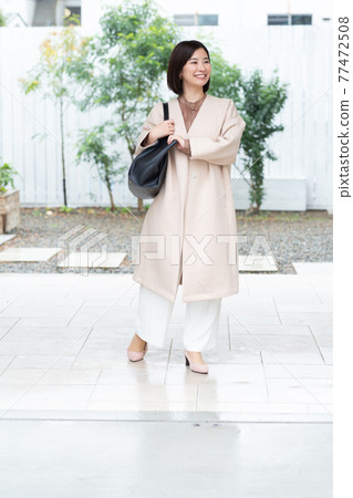 年輕女子去上班 77472508