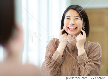 照鏡子的可愛女人 照鏡子的可愛女人 77472684