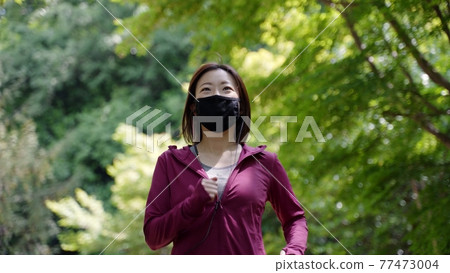 一個戴著口罩慢跑的女人 77473004