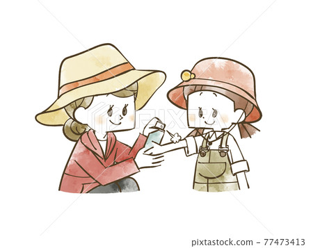 一個女人在一個女孩的手臂上噴水 77473413