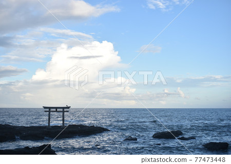 鳥居和供奉大海的天空 77473448
