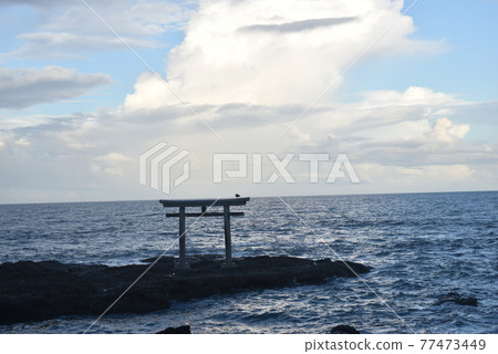 鳥居和供奉大海的天空 鳥居和供奉大海的天空 77473449