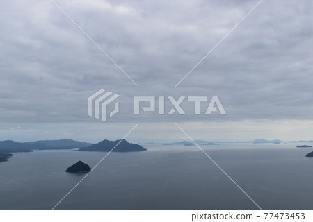 多雲天空中的島嶼和偏遠島嶼 多雲天空中的島嶼和偏遠島嶼 77473453