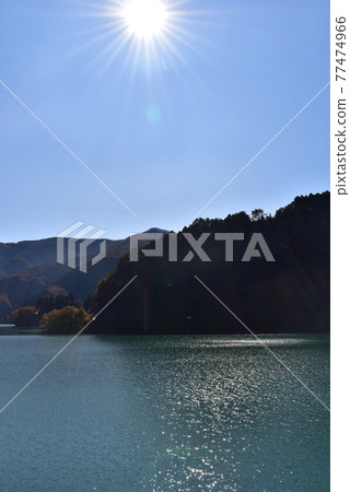 太陽光暈和湖泊 太陽光暈和湖泊 77474966