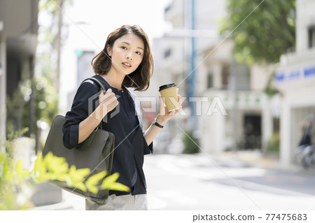 女商人出勤/通勤形象 77475683