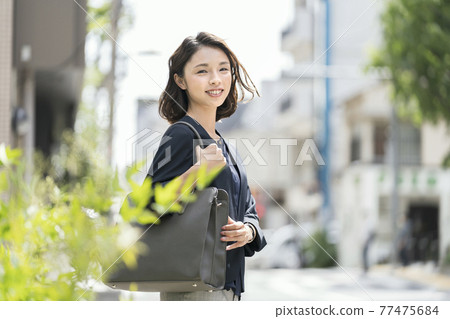 微笑商務女性參加工作/通勤形象 77475684