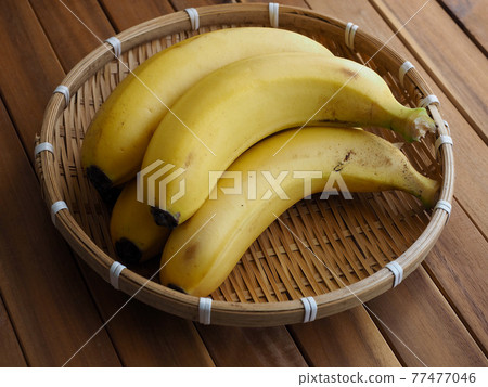 Yellow bananas in a basket, tropical fruit Yellow bananas in a basket, tropical fruit 77477046
