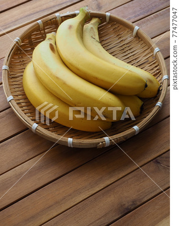 Yellow bananas in a basket, tropical fruit Yellow bananas in a basket, tropical fruit 77477047