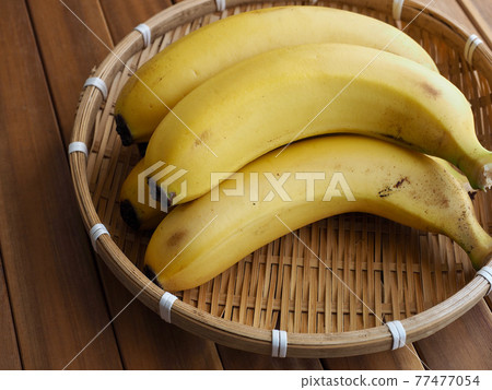 籃子裡的黃香蕉，熱帶水果 77477054
