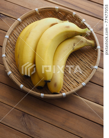 Yellow bananas in a basket, tropical fruit Yellow bananas in a basket, tropical fruit 77477058