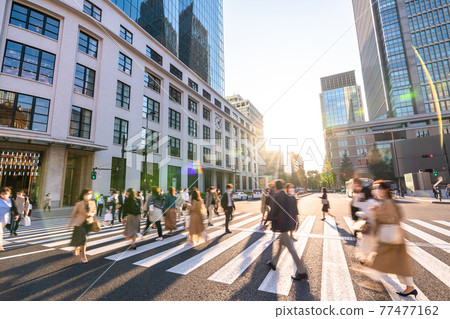 《Tokyo》 Marunouchi Business District ・ People passing by 77477162