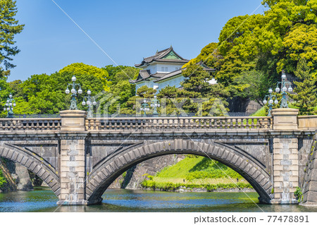 東京皇居外苑二重橋和伏見砲塔的城市景觀 77478891