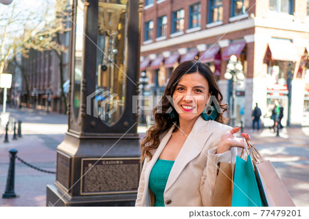 一位 30 多歲的墨西哥婦女喜歡在溫哥華蓋斯鎮購物。 77479201
