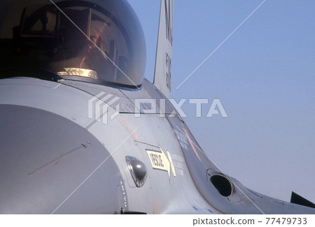F16 cockpit 77479733