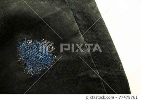 縫合褲子上的破洞 77479761