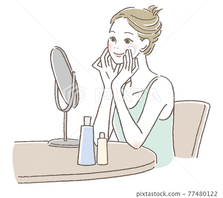 一個女人照著鏡子微笑著做護膚 一個女人照著鏡子微笑著做護膚 77480122
