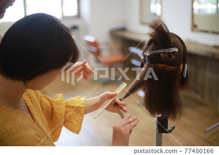 美髮師練習剪頭髮的圖片 77480166