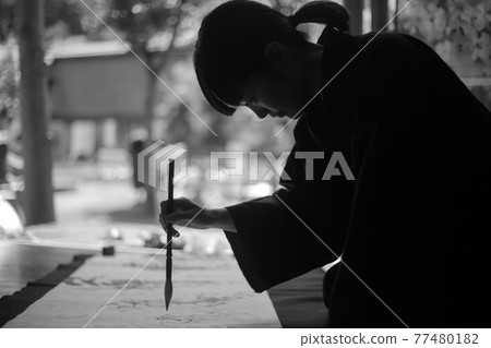 Female doing calligraphy 77480182