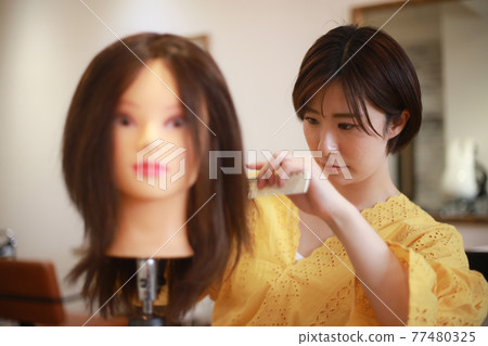 美髮師練習剪頭髮的圖片 77480325