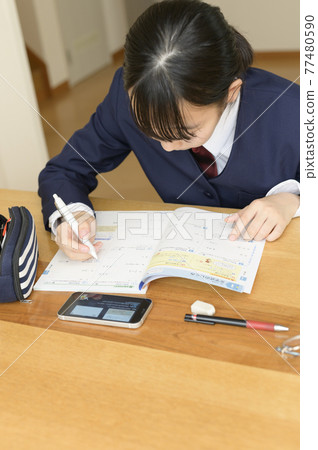 使用智能手機學習的初中生 使用智能手機學習的初中生 77480590