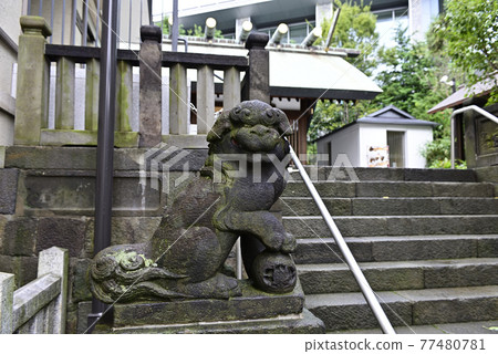 Roppongi Tenso Shrine (Ryudojinmeigu) Aun-shaped guardian dog Roppongi Tenso Shrine (Ryudojinmeigu) Aun-shaped guardian dog 77480781