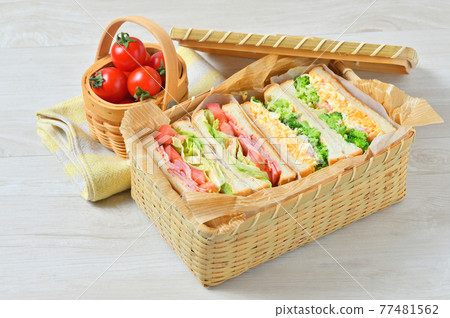 Lunch outside lunch lunch sandwich "BLT (bacon lettuce tomato), egg mayo shrimp broccoli sandwich" 77481562